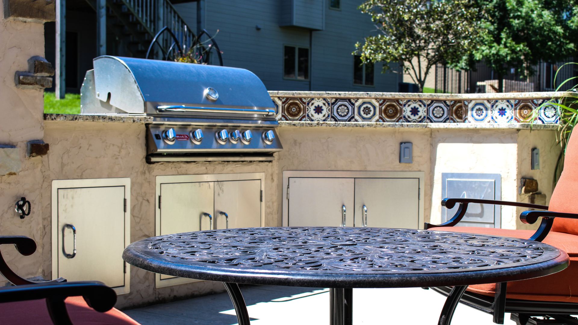 4 Amazing Amenities You Need to Add to Your Outdoor Kitchen Design
